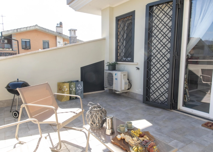 ROOF-TOP APARTMENT with PVT TERRACE (same price up to 4), double bedroom, second room/living with double sofa-bed, 15 min to ROME DOWNTOWN