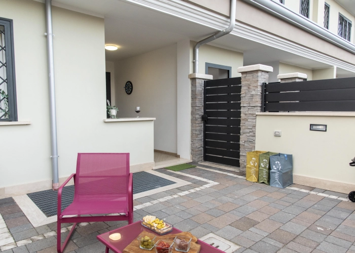 STUDIO APARTMENT (same price, up to 4) with LIVING AREA, PATIO and PRIVATE GARDEN, 15 min to ROME DOWNTOWN